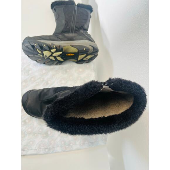 Keen women’s size 8 Snow Boot - Picture 5 of 9